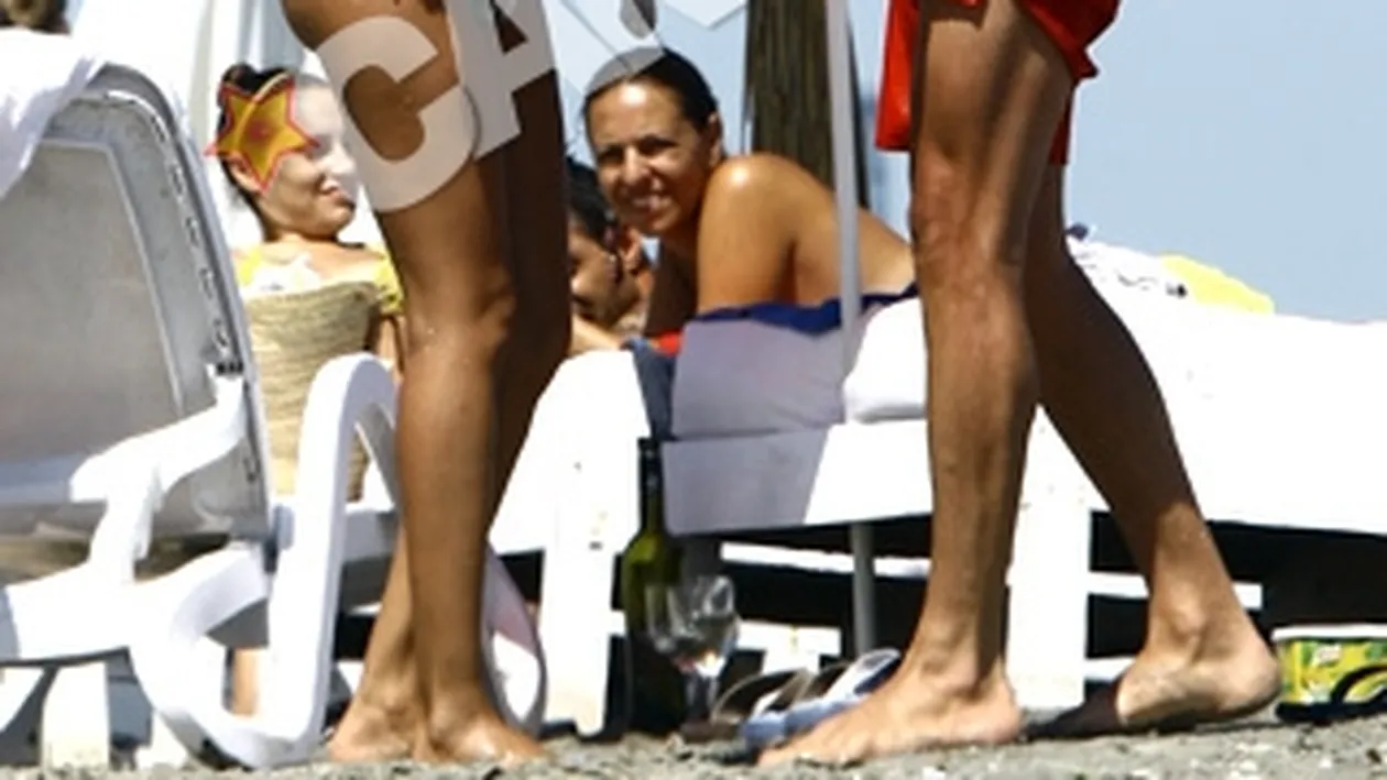 Imagini hot! Cumnatul Simonei Patruleasa s-a harjonit cu iubita in mare pana cand frumoasei satene i s-au desfacut bikinii!