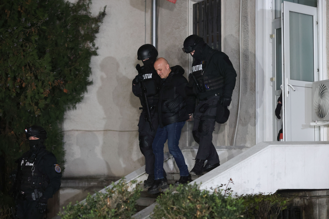 Horațiu Potra este escortat de polițiști în afara sediului IPJ Prahova, în Ploiești, 8 decembrie 2024. Inquam Photos / George Călin