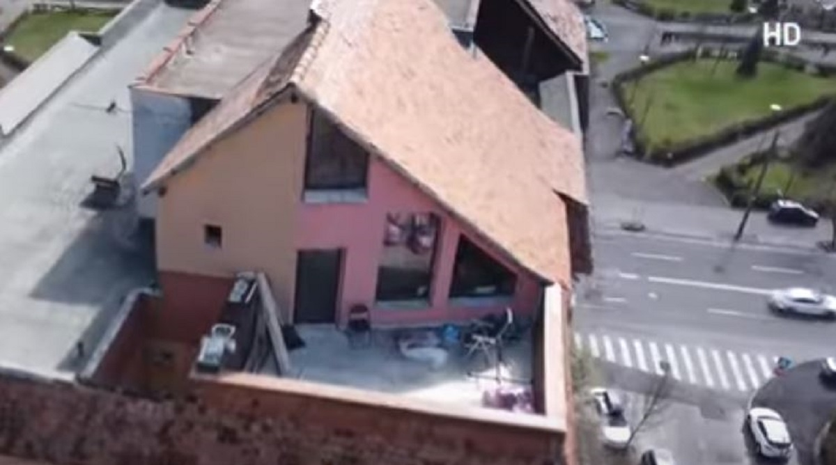Cum arată cea mai ciudată vilă din România! Se află în Răcădău și a fost construită în urmă cu mai bine de 10 ani: VIDEO