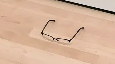 Cea mai TARE farsă! Un tânăr şi-a lăsat ochelarii pe podea într-un muzeu. Ceea ce a urmat este INCREDIBIL 