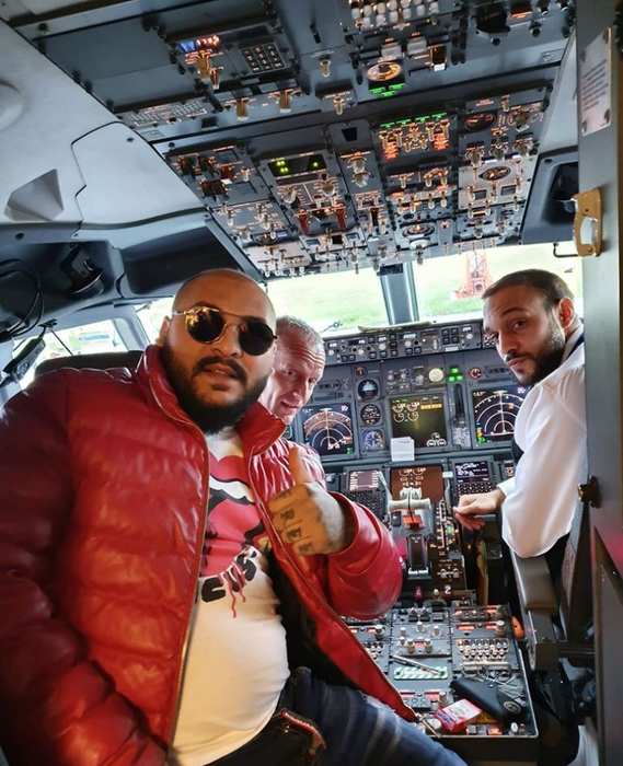 Dani Mocanu, “aroganță” de zile mari! Aflat în avion, a intrat în cabina piloților și…
