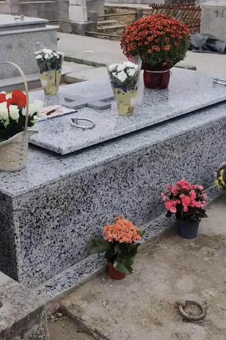 Ce a apărut la mormântul Valentinei, la o lună după ce s-a stins din viață. Ce scrie pe cruce