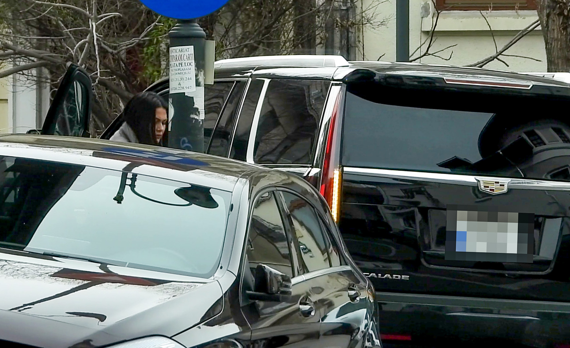 Roxana Dobre a ieșit în oraș la bordul unui Cadillac Escalade (Foto: CANCAN.RO)