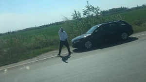 Șoferi, mare atenție! Asta trebuie să faceți dacă vă cere ajutorul acest cetățean