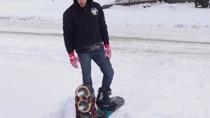 Tânărul din imagini şi-a transformat placa pentru snowboard într-o adevărată maşinărie a viitorului! Iată cum a reuşit să sfideze gravitaţia