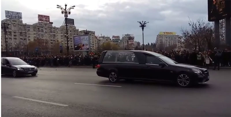 Miracol? Imaginile au fost publicate abia acum! Ce a apărut pe cer în timpul funeraliilor Regelui Mihai!