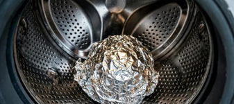 TRUC | De ce să pui folie de aluminiu în mașina de spălat?! Ce efect are și de ce e util