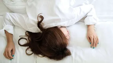 Ce se întâmplă dacă dormi fără pernă. Efectele se văd imediat