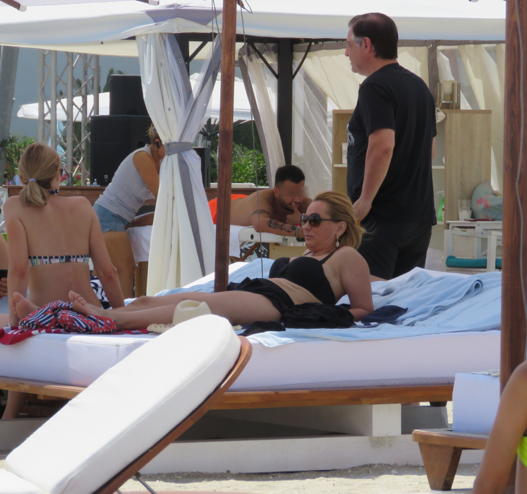Andreea Esca, în costum de baie la plajă
