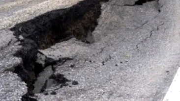 Drumul National 64, la iesirea din Baile Olanesti, s-a surpat pe un sens de circulatie