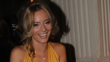 Laura Cosoi, in cea mai sexy rochie, fara sutien sau chilotei! Iubitul nu s-a mai putut abtine si a luat-o in brate in club