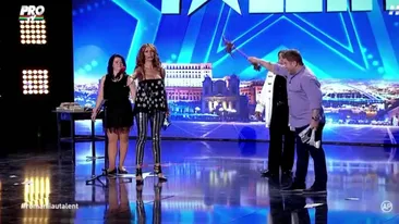 A vrut sa o loveasca pe Mihaela Radulescu, dar s-a plesnit singur! Vezi ce s-a intamplat la Romanii au Talent!