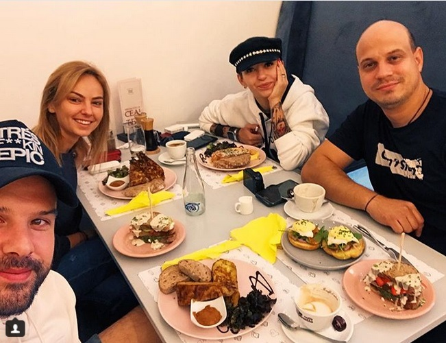 “Mama Natură”, atingeri fierbinți cu iubitul în văzul tuturor! Imagini exclusive cu Roxana Ionescu și Tinu Vidaicu