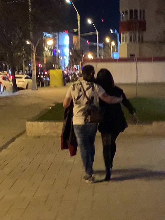 Bărbatul o cară pe brațe pe iubita lui