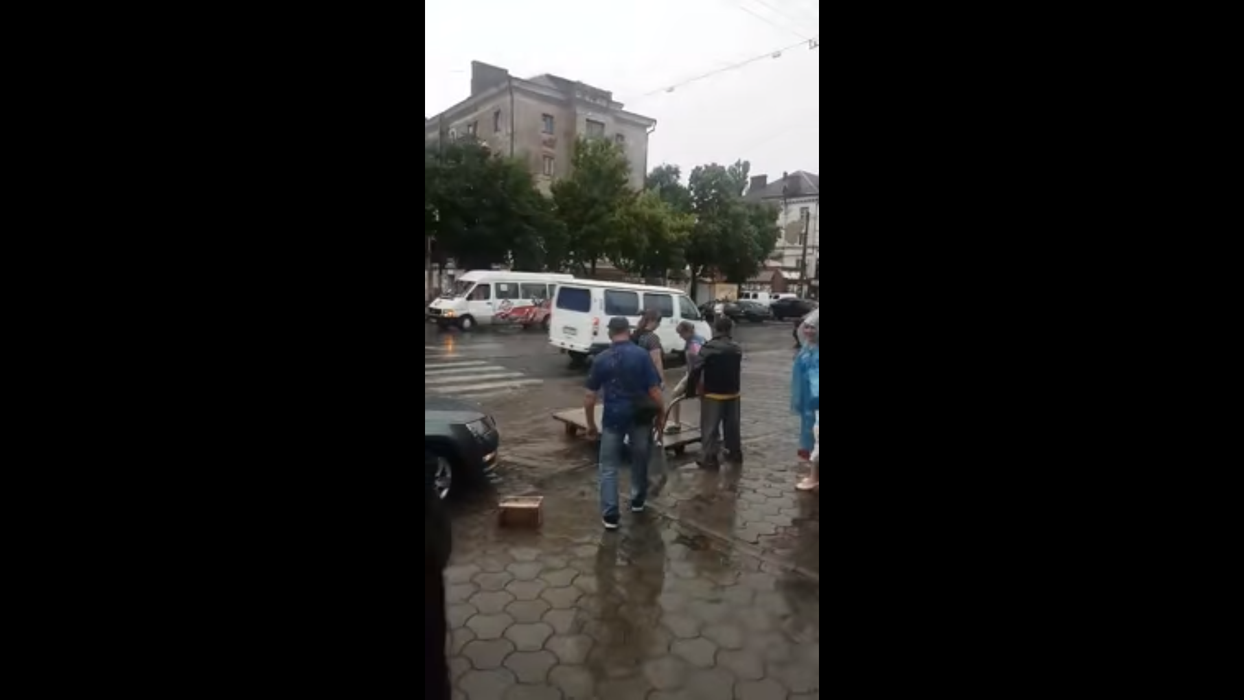 Ce idee genială de afaceri a avut un bucureștean. Trece oamenii strada inundată cu roaba. Câți lei cere pe drum