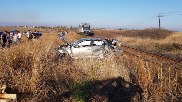 Accident feroviar la Piatra-Olt. Maşina în care se aflau doi tineri a fost lovită de tren