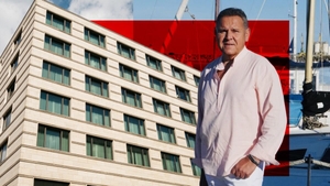Ovidiu Komornyik, la 55 de ani. Cum arată viața artistului: luptă să își salveze hotelul de un milion de euro, lansează o melodie nouă și revine la Festivalul Mamaia