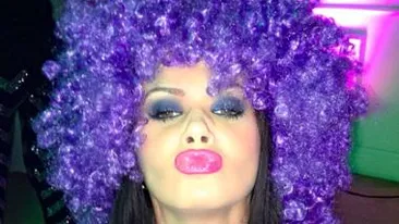 A uitat de toate grijile într-un club de fiţe! Oana Zăvoranu a făcut Revelionul decoltată şi şi-a pus perucă!