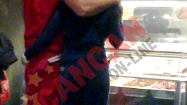 Anda Adam merge cu gluga pe cap prin mall