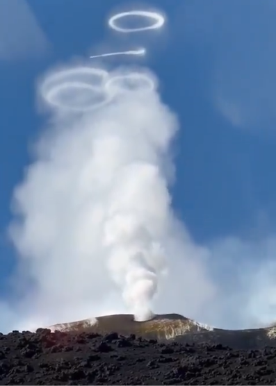 Cercuri de fum ies din Vulcanul Etna, din Italia / Foto: Captură Video