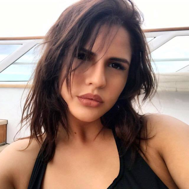 Lili adoră să se fotografieze în diferite ipostaze