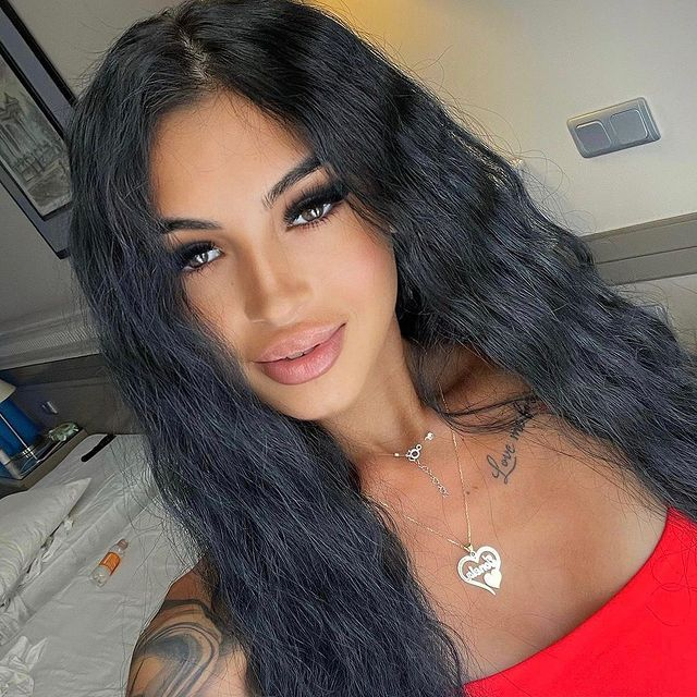 Bruneta asta focoasă îți dansează până dimineață