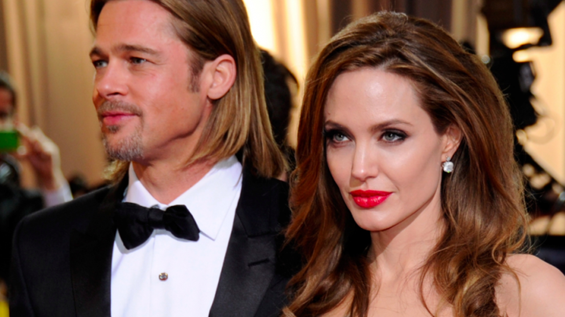 Angelina divortează de Brad Pitt. Acuzatii: crize şi...
