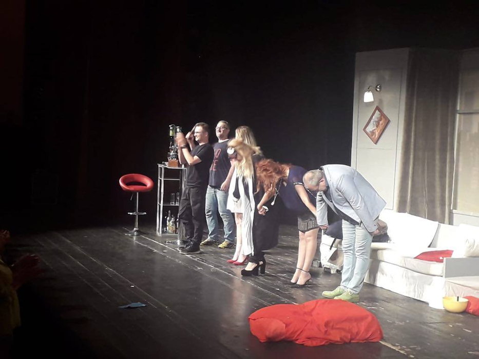 Florin Busuioc, în primul spectacol de la Teatrul din Craiova unde a făcut infarct în urmă cu 7 luni. Gestul emoționant făcut la final de actor