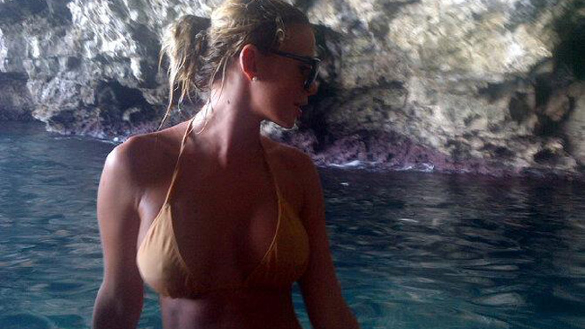 Marina Dina, cu sfarcurile la vedere pe  Facebook! Vezi cat de sexy e uda toata in mare!
