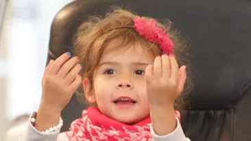 Fetita de trei anisori ai Jessicai Alba: Mami, vreau la manichiura si la pedichiura!