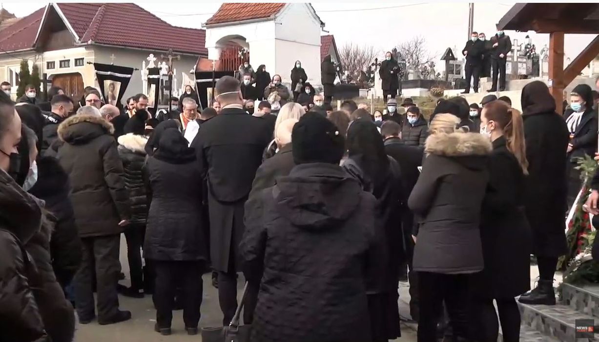Imagini copleșitoare de la înmormântarea lui Dumitru Stroie. Ce mesaj au scris părinții cântărețului pe coroana de flori | FOTO & VIDEO