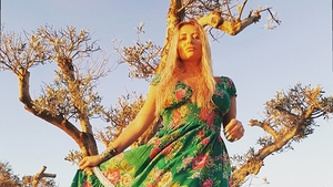 Imagini EXCLUSIVE cu artista şi doi puşti! Slăbănogul a făcut-o pe Delia să râdă nonstop!
