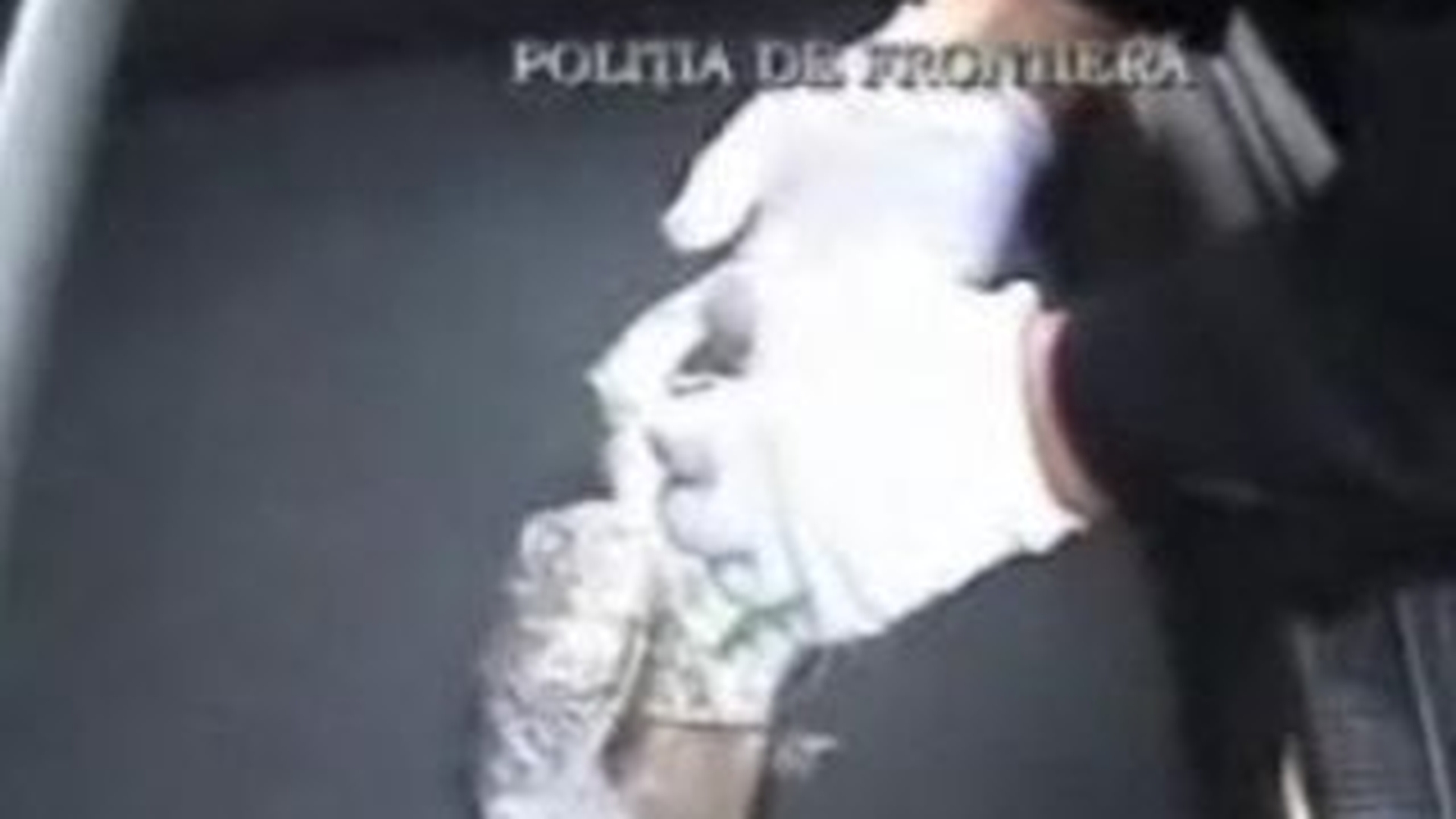 VIDEO Prinsi in timp ce vindeau hasis intr-o benzinarie! VEZI AICI flagrantul!
