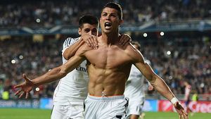 După ce s-a zvonit că este gay, CRISTIANO RONALDO s-a afişat AŞA cu o adevărată BOMBĂ SEXY! Au mers la piscină, apoi...