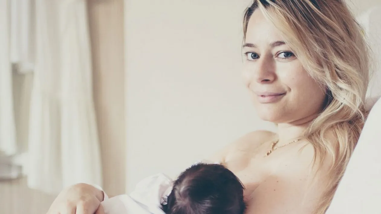 Laura Cosoi a postat o altă fotografie cu fetița și a încins spiritele: ”Mare mirare dacă nu va suferi fetița asta!”