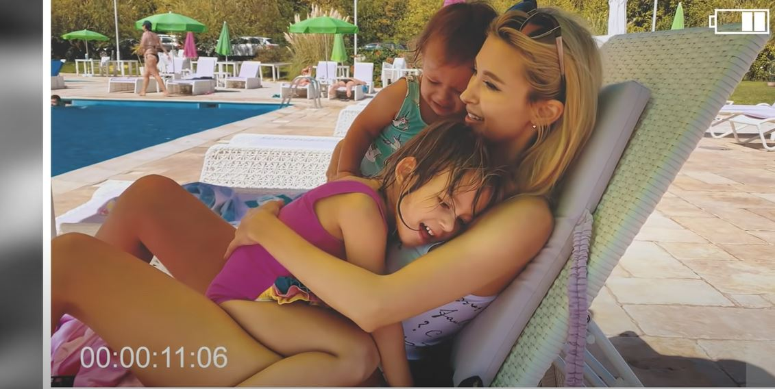 Andreea Bălan, gafă în timp ce se afla la piscină cu fiicele. I s-au văzut zonele intime prin costumul de baie alb și decupat | VIDEO