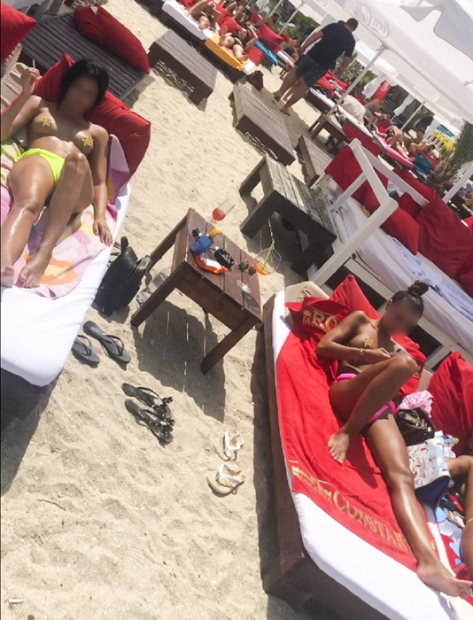 Cod roșu de…  sâni goi pe plajele din Mamaia