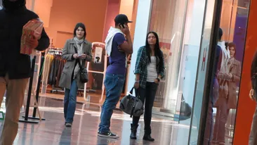 Geraldo si iubita lui s-au cam plictisit unul de altul in mall