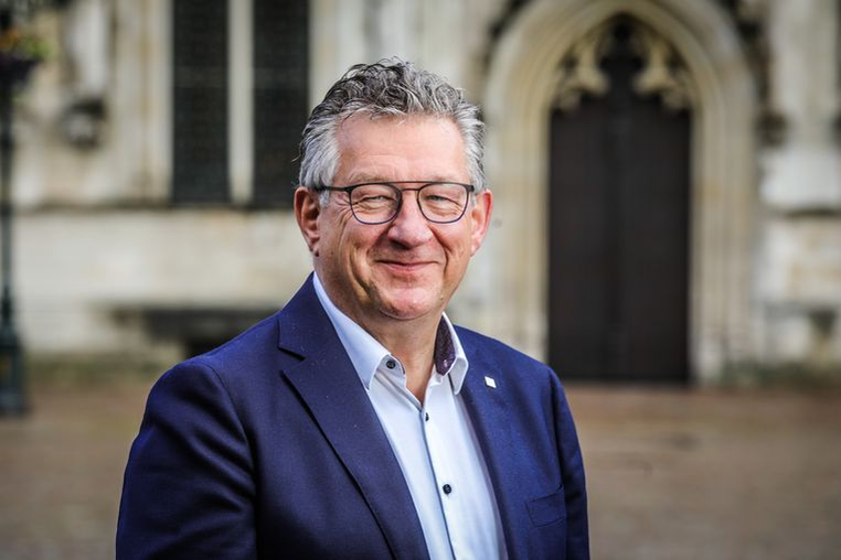 Primarul din Bruges a fost înjunghiat în gât, în centrul orașului! Atacatorul a reușit să fugă, dar a fost prins de oamenii legii