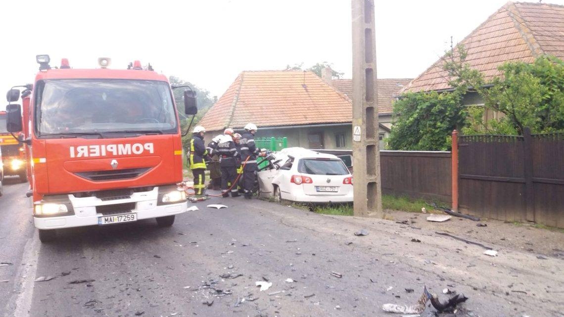 Doi morți și doi răniți, în urma impactului violent dintre o mașină și un autotren în Covasna