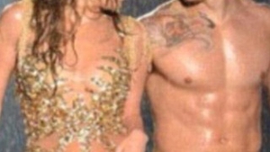 Jennifer Lopez s-a saturat sa fie "bona" lui Casper! Ii pregateste papucii