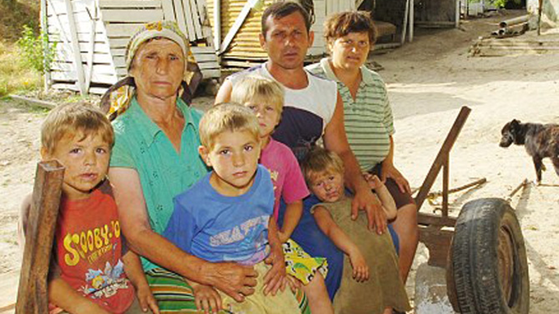 Mama baiatului care a zburat agatat de roata unui avion este mandra de fiul ei: este prima persoana din sat care a mers in alta tara