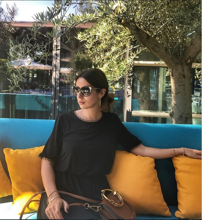 Indiferent dacă este singură sau alături de "Johnică", Roxana nu se desparte de bijuteriile care par să fie fix... inelul de logodnă şi verigheta!