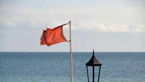 Amenzi uriașe pentru turiștii care ignoră steagul roșu arborat și se aventurează în mare