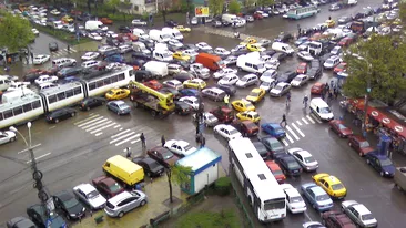 S-a intamplat in Bucuresti! Vezi ce a facut soferul unui dubite dupa ce s-a pierdut cu firea in trafic