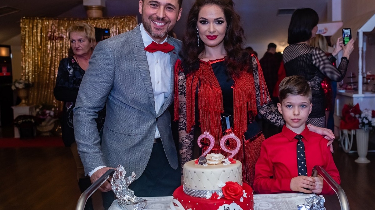 Deea a spus la TV cum face amor cu Dinu Maxer! Trucul pe care îl folosește ca fiul lor să nu intre peste ei
