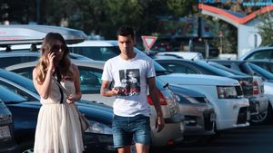 Exista viata amoroasa chiar si cu un bebelus in familie. O demonstreaza fotbalistul Paul Parvulescu care isi scoate sotia la film