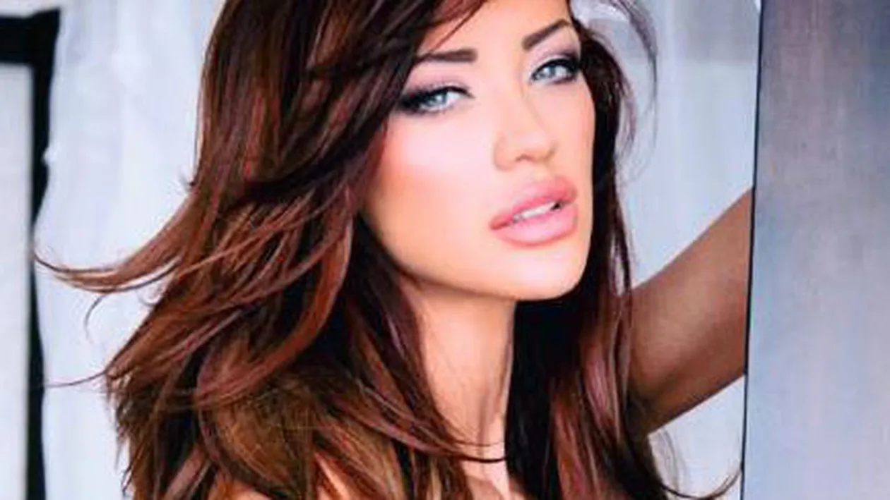 Imaginea cu care Bianca Dragusanu isi incalzeste fanii! Uite cat de sumar imbracata s-a fotografiat roscata