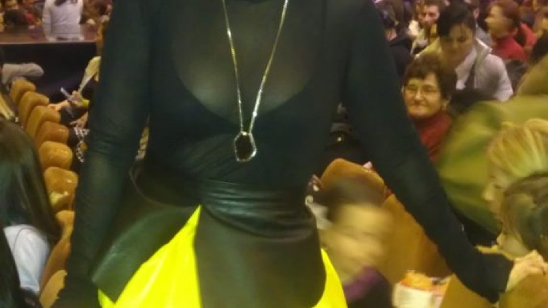 Au salvat aparenţele până în ultimul moment! Zâna a dansat într-o ţinută sexy la concertul de Crăciun al lui Ştefan Bănică Jr.