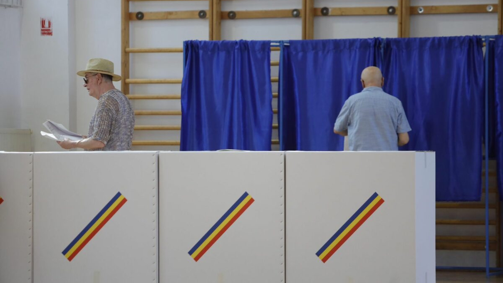 Caz halucinant la Vaslui! Președintele unei secții de votare s-a prezentat beat la datorie. Cum au reacționat membrii de comisie